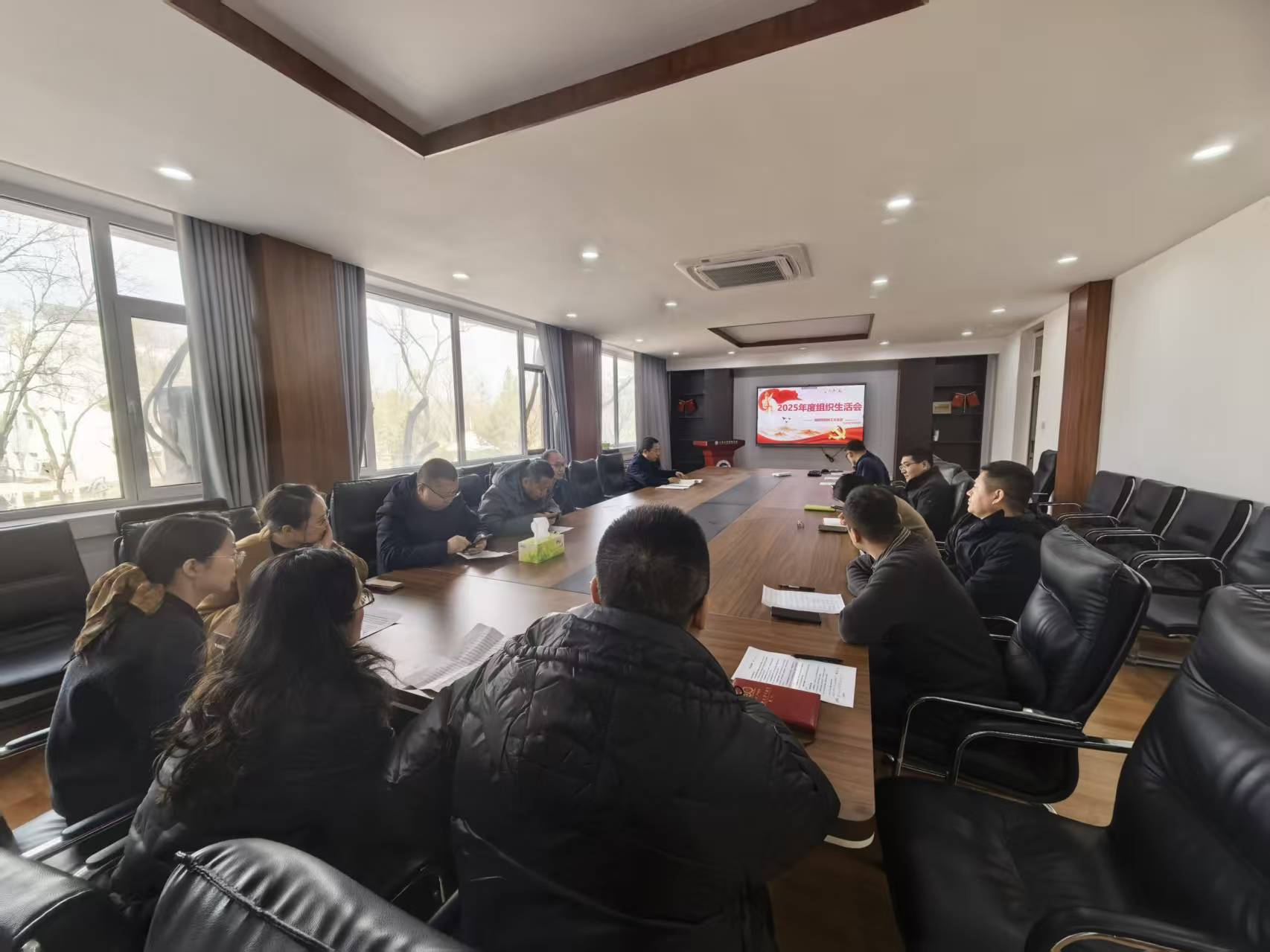 活动在庄重严肃的氛围中有序进行